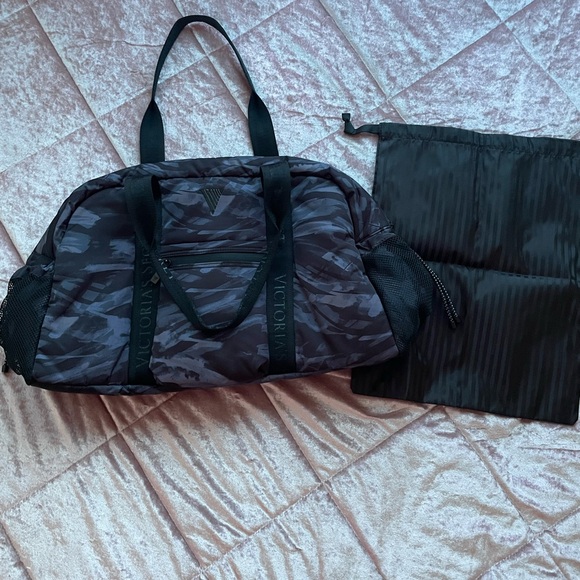 New without tags Victoria’s Secret small duffel bag. - Picture 2 of 10